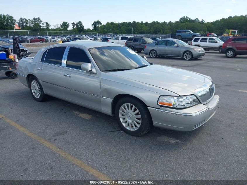 2004 Lincoln Town Car Signature VIN: 1LNHM81W94Y687295 Lot: 39423651