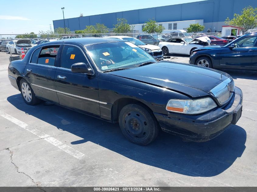 2003 Lincoln Town Car Executive L VIN: 1LNHM84W53Y690821 Lot: 39826421